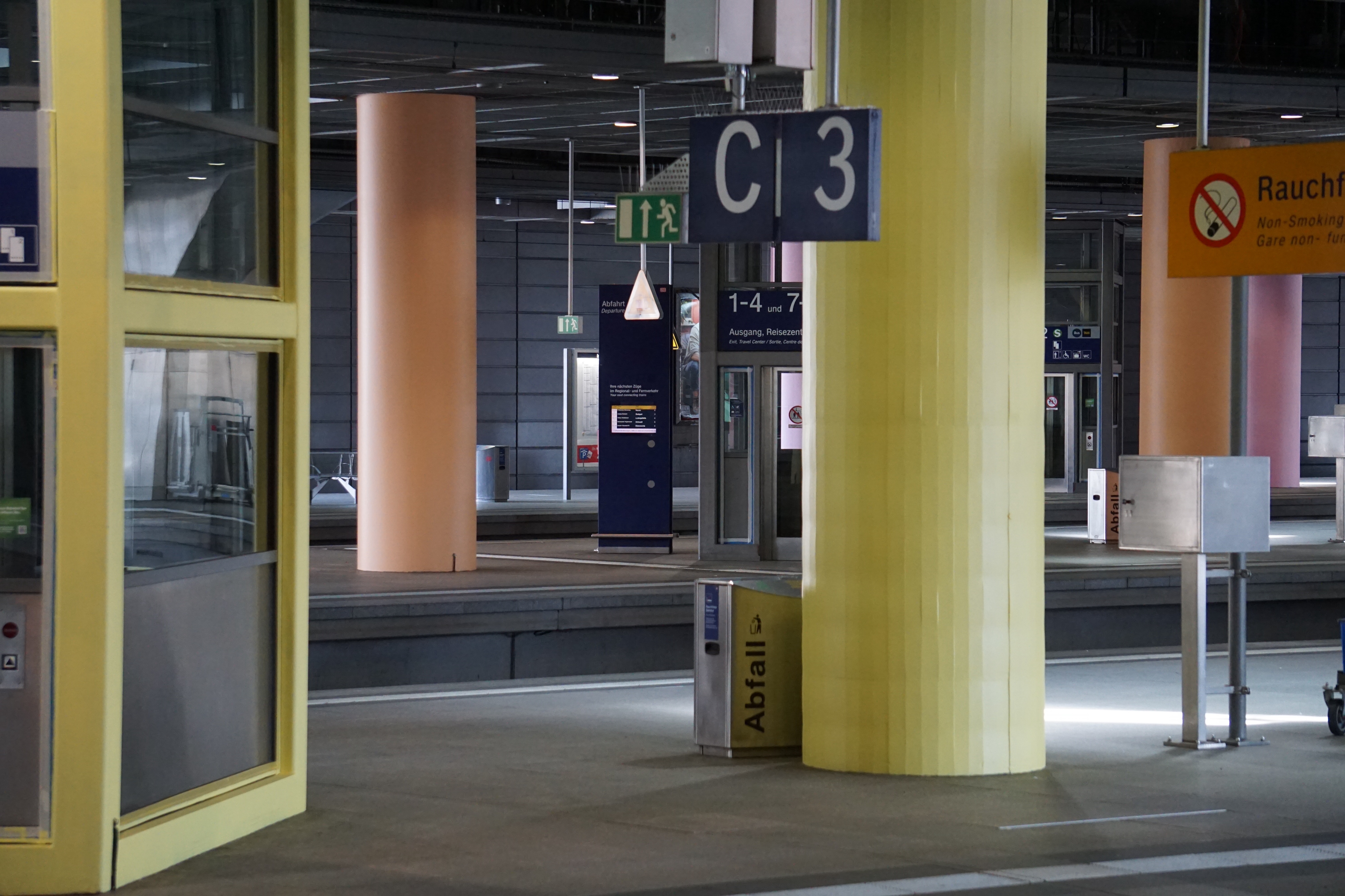 Berlin Südkreuz — Color-Code Wayfinding
